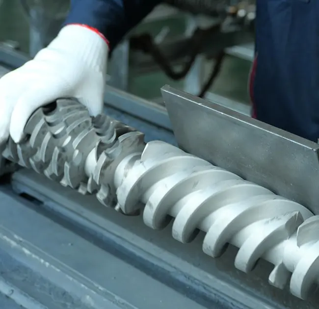 He aha i puta ai nga raina pango i roto i te extruder? Ka whakaakona koe e tenei tuhinga me pehea te whakatau tere mena na te raru o te oko, i te wiri ranei.